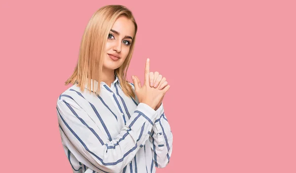 Mooie Blanke Vrouw Draagt Casual Kleding Met Symbolisch Pistool Met — Stockfoto