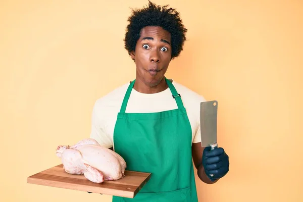 Нахабний Афро Американець Волоссям Афроамериканця Куховарському Фартусі Який Тримає Курку — стокове фото