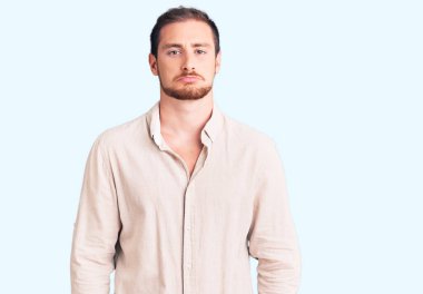 Genç, yakışıklı, beyaz, günlük kıyafetler giyen, bunalımlı, sıkıntılı, sinirli ve korkmuş bir adam. hüzünlü ifade. 