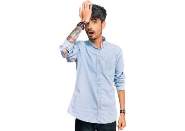 Gündelik giysiler giyen genç İspanyol bir adam hata için el ele tutuşup şaşırdı. Hatayı hatırla. Unuttum, kötü hafıza kavramı. 