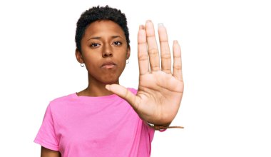 Gündelik kıyafetler giyen genç Afro-Amerikan kadın avucunun içi gibi şarkı söylemeyi kesiyor. Yüzünde olumsuz ve ciddi bir jest olan uyarı ifadesi. 