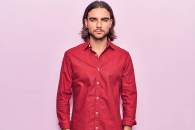 İş kıyafetleri giyen genç yakışıklı, şüpheci ve gergin, sorun yüzünden üzgün. negatif kişi. 