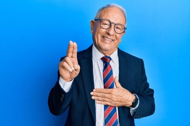 Beyaz üst düzey bir adam iş elbisesi ve kravat takıyor. Gülümsüyor, elleri göğsünde ve parmakları havada küfür ediyor. Sadakat yemini ediyor. 