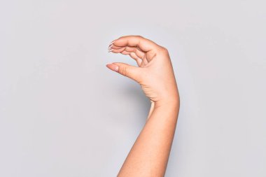 Görünmez şeyi alıp götüren, parmaklarıyla boşluk gösteren beyaz bir kadının eli.