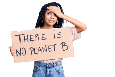 Elinde tuttuğu sevimli Afro-Amerikan kızı B pankartı yok. Kafası karışık, şaşırmış ve sinirli bir yüzü var. 