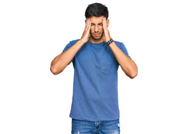 Genç, yakışıklı, gündelik kıyafetler giyen, baş ağrısı çeken çaresiz ve stresli bir adam. Çünkü acı ve migren ağrısı var. Eller başının üstünde.. 