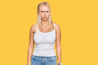 Kolsuz tişört giyen, kuşkucu ve gergin genç sarışın kız sorun yüzünden üzgün. negatif kişi. 