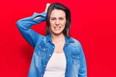 Gündelik giysiler giyen genç ve güzel bir kadın soru sorup kafasını karıştırıyor. Şüpheyle kararsız, kafa kafaya düşünerek. Düşünceli kavram. 