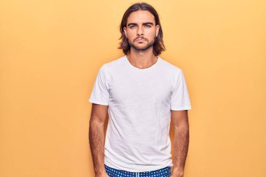 Gündelik kıyafetler giyen, kuşkucu ve gergin genç yakışıklı bir adam sorun yüzünden üzgün. negatif kişi. 