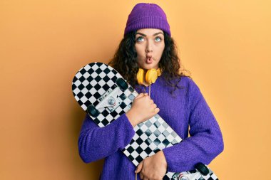 Genç esmer, kıvırcık saçlı, patenli, ağzı balık suratlı, şaşı gözlü çılgın ve komik bir kadın.. 