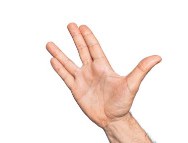 Kafkasyalı orta yaşlı bir adamın eli izole edilmiş beyaz arka planda Vulkan selamı veriyor, el ve parmaklarını gösteriyor, ucube kültürü sergiliyor.