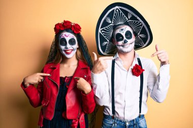 Ölü kostümün giyildiği gün sarı giyinen, kendine güvenen, gülümseyen, kendini gururlu ve mutlu gösteren bir çift.. 