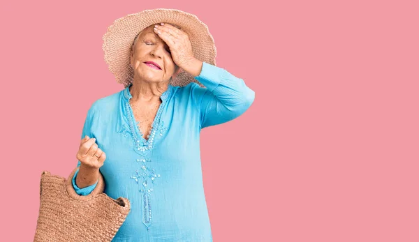 Senior Vacker Kvinna Med Blå Ögon Och Grått Hår Bär — Stockfoto