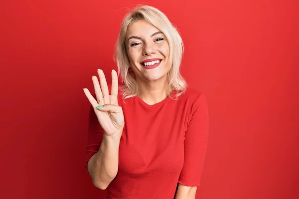 Молода Блондинка Повсякденному Одязі Показує Вказує Пальцями Номер Чотири Посміхаючись — стокове фото