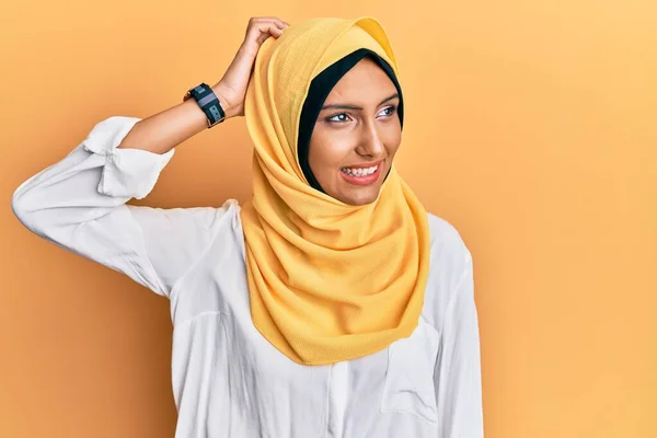 Mladá Brunetka Arabky Žena Sobě Tradiční Islámský Hidžáb Šátek Úsměvem — Stock fotografie