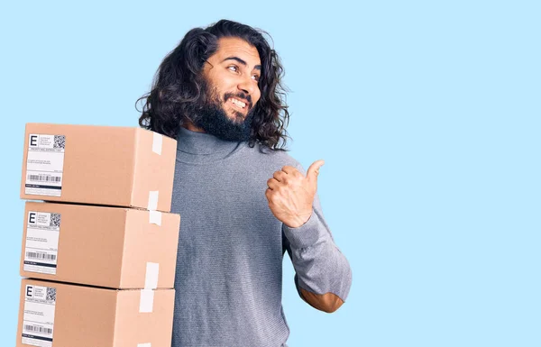Ung Arabisk Man Håller Leverans Paket Pekar Tummen Upp Till — Stockfoto