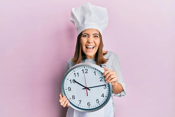 Joven Hermosa Mujer Vistiendo Uniforme Cocinero Profesional Sombrero Celebración Reloj —  Fotos de Stock