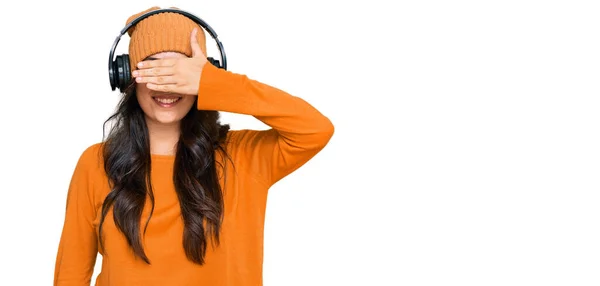 Krásná Brunetka Mladá Žena Poslouchající Hudbu Pomocí Sluchátek Úsměvem Smíchem — Stock fotografie