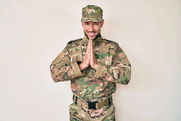 Joven Hombre Caucásico Vistiendo Camuflaje Ejército Uniforme Orando Con Las — Foto de Stock