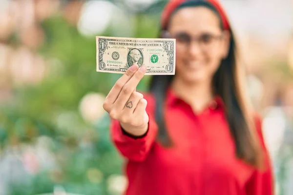 Joven Mujer Hispana Sonriendo Feliz Sosteniendo Billete Dólar Estadounidense Ciudad —  Fotos de Stock