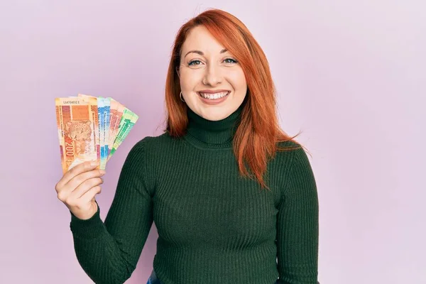 Güzel Kızıl Saçlı Kadın Elinde Güney Afrika Rand Banknotları Tutuyor — Stok fotoğraf