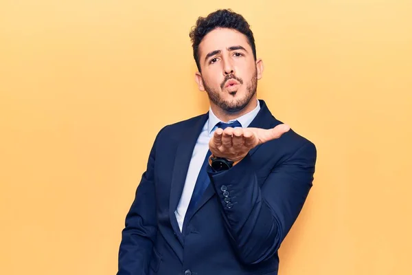 Ung Latinamerikansk Man Klädd Kostym Tittar Kameran Blåser Kyss Med — Stockfoto