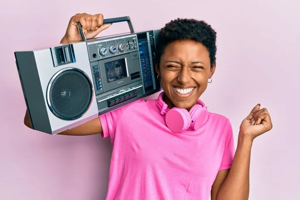 Chica Afroamericana Joven Sosteniendo Boombox Escuchando Música Gritando Orgulloso Celebrando —  Fotos de Stock