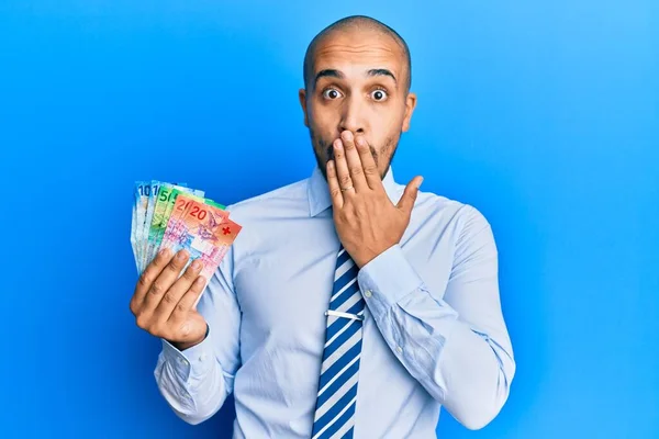 Elinde Sviçre Frangı Banknotları Tutan Spanyol Bir Adamı Ağzını Eliyle — Stok fotoğraf