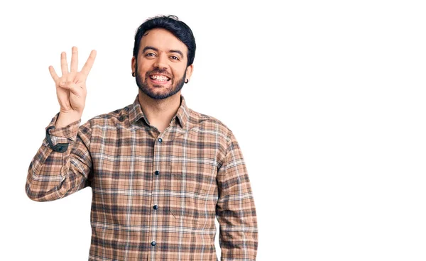 Junger Hispanischer Mann Lässiger Kleidung Zeigt Mit Finger Nummer Vier — Stockfoto