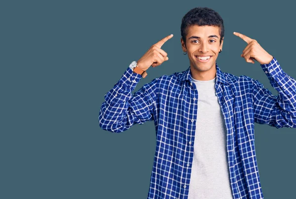 Junger Afrikanisch Amerikanischer Mann Lässiger Kleidung Lächelt Und Zeigt Mit — Stockfoto