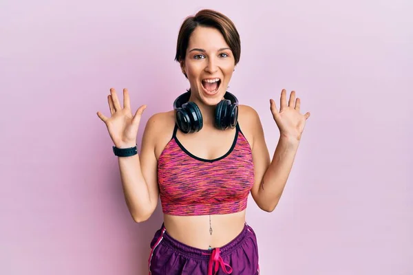 Mujer Morena Joven Con Pelo Corto Con Ropa Deportiva Auriculares —  Fotos de Stock