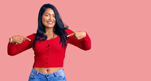 Spaanse Vrouw Met Lang Haar Casual Kleding Die Zelfverzekerd Kijkt — Stockfoto