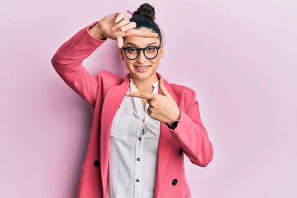 Schöne Frau Aus Dem Mittleren Osten Mit Businessjacke Und Brille — Stockfoto