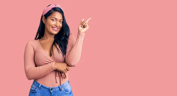 Mujer Hispana Con Pelo Largo Usando Ropa Casual Sonriendo Feliz —  Fotos de Stock