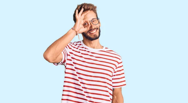 Bello Uomo Biondo Con Barba Indossa Abiti Casual Occhiali Facendo — Foto Stock