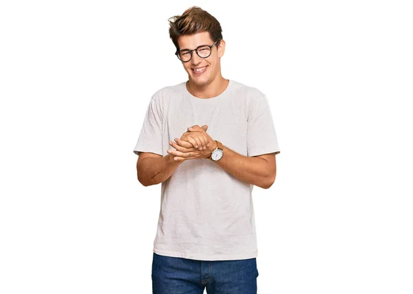Pohledný Běloch Neformálních Šatech Brýlích Rukama Sebe Zkříženýma Prsty Uvolněně — Stock fotografie
