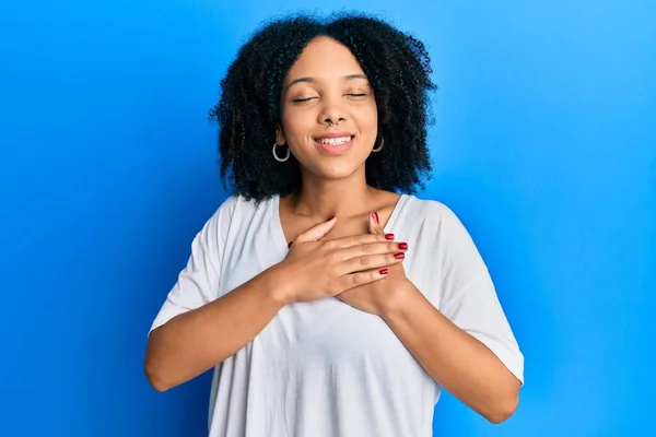 Jovem Afro Americana Vestindo Camiseta Branca Casual Sorrindo Com Mãos — Fotografia de Stock