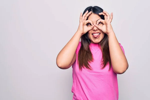 Joven Mujer Morena Hermosa Usando Casual Camiseta Rosa Pie Sobre —  Fotos de Stock