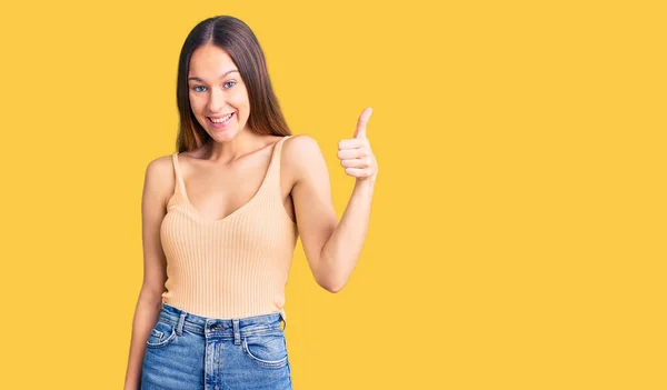 Hermosa Morena Joven Con Ropa Casual Sonriendo Feliz Positiva Pulgar — Foto de Stock