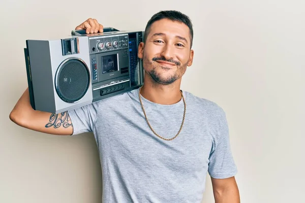 Bell Uomo Con Tatuaggi Che Reggono Boombox Ascolta Musica Che — Foto Stock