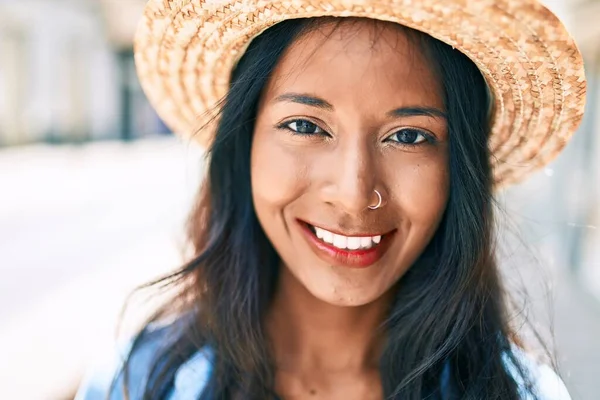 Jovem Bela Mulher Indiana Usando Chapéu Verão Sorrindo Feliz Andando — Fotografia de Stock