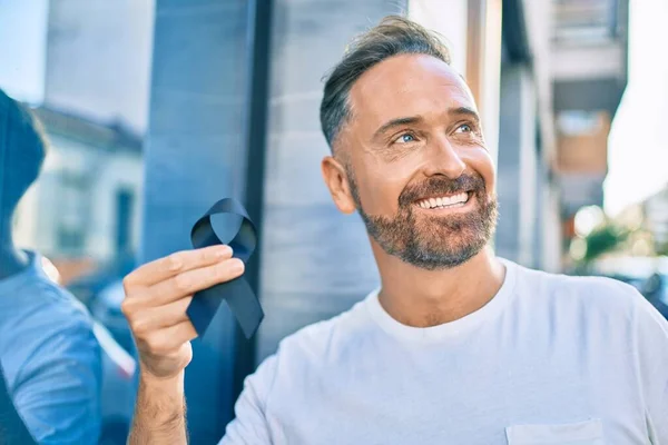 Ein Gutaussehender Mann Mittleren Alters Lächelt Glücklich Und Hält Eine — Stockfoto