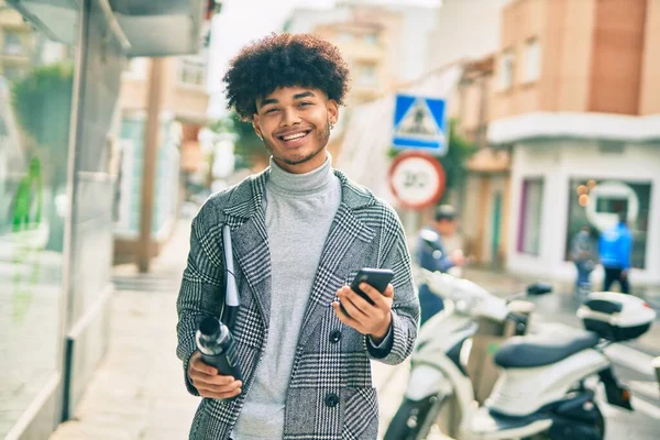 Jeune Homme Affaires Afro Américain Utilisant Smartphone Tenant Une Bouteille — Photo