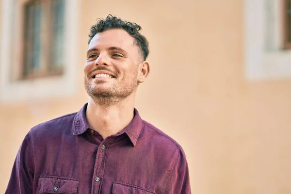 Joven Hispano Sonriendo Feliz Pie Ciudad —  Fotos de Stock