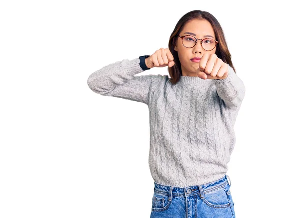 Ung Vacker Kinesisk Flicka Bär Casual Kläder Stansning Knytnäve För — Stockfoto