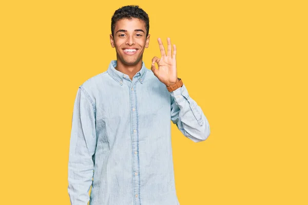 Ung Vacker Afrikansk Amerikan Man Bär Casual Kläder Ler Positivt — Stockfoto