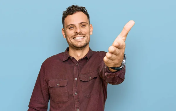 Joven Hombre Hispano Vistiendo Ropa Casual Sonriente Amistoso Ofreciendo Apretón — Foto de Stock