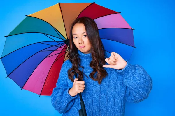 Jong Mooi Chinees Meisje Met Kleurrijke Paraplu Met Boos Gezicht — Stockfoto
