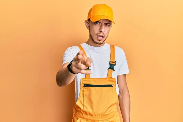 Hispanic Ung Man Bär Händig Uniform Pekar Missnöjd Och Frustrerad — Stockfoto