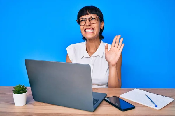 Bella Donna Bruna Che Lavora Ufficio Facendo Videochiamata Arrabbiata Arrabbiata — Foto Stock